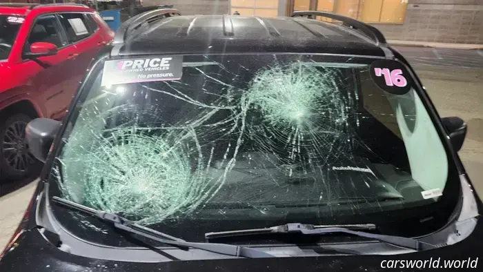 Una donna trasforma una lite in un conto da 100.000 dollari dopo aver distrutto 16 auto in una concessionaria | Carscoops